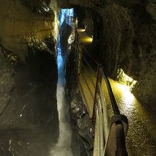 足もとが濡れているので、覗き込みすぎると危ないです