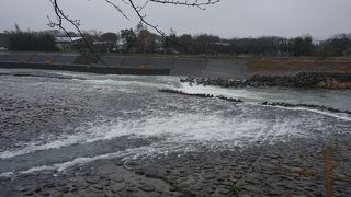 石を川一杯に敷き詰めたような形