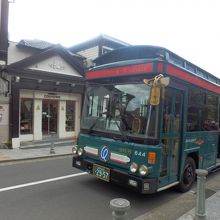 神戸市内の観光ムルートを走るバス　異人館通りで写す