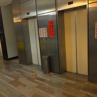 １Fエレベーターホール。手前２台は居住者専用。