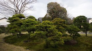 王朝風のたたずまいを入れたという洒落た設計ですが