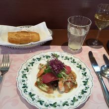前菜のスモークツナとエビのサラダ。グラスワイン@500円