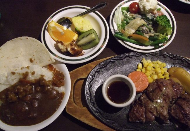 牛肉ステーキをオーダーすれば、カレー、ライス、サラダ、フルーツ、スープは食べ放題