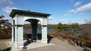 東屋のようですが、もとは車寄せです。