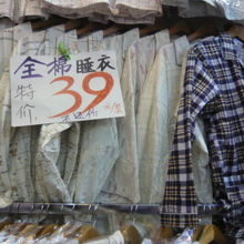 シャツは39元均一って・・700円以下