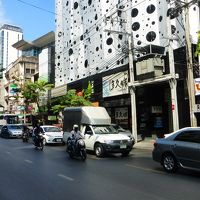 タニヤ通り前から撮った、ホテル前のスラウォン通りです。