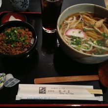 かけうどんと肉味噌ご飯