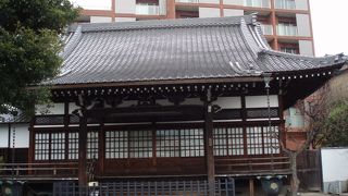 境内は広く木々があり静かでよく整備されていて気持ちが良いです。