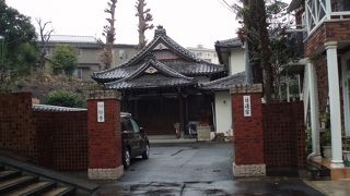 須賀神社の横奥でレンガ造りの赤門が目に焼きつきます。