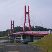 自転車、歩行者専用の真っ赤な斜張橋