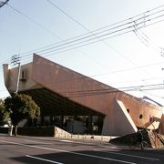 街にたたずむ閉鎖された建築