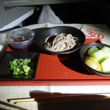 夜食のそば。トイレに立ったら声をかけてくれました。