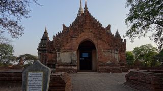 お向かいのアベヤダナ寺院とセットで見ると王とその妃の愛がしのばれてしみじみしました。