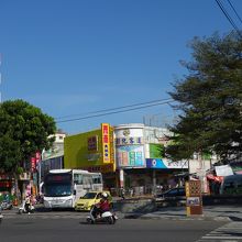 彰化駅を背中にして左側にマクドナルドやバス停が見えます