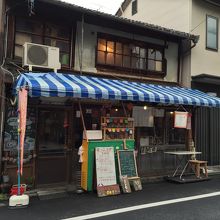 チエリヤは左側の扉からお入りください。