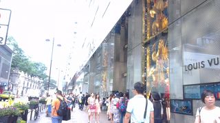 ブランドショップが立ち並んでいます