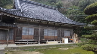 宝篋印塔と庭園が見所