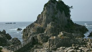 柱状の岩が鉾を並べたように見える