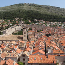 旧市街とスルジ山が広がっています