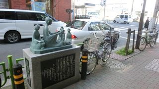 名医の微笑ましい診察中の座像