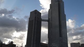 隅田川近くに建つツインタワー。