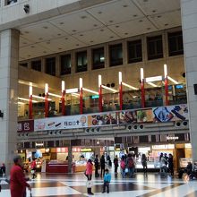 お土産や、２階がレストランフロアー