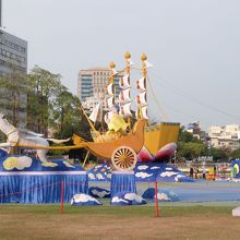 広場の飾り物