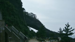 巨大な天然のトンネル