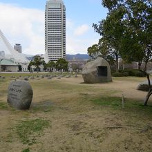 中央に映画スクリーン、奥に観客、右手は観客席でしょうね