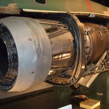 支援戦闘機のＦ-2や装備品類、エンジンが展示されています