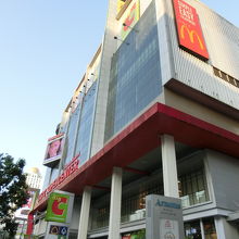 店舗の外観、遠くからでも目立ちます。