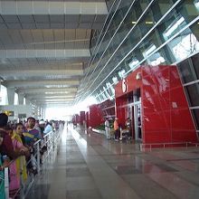 空港建物内は、チケットを持った人だけが入れる