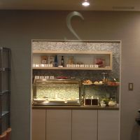 奥にビュッフェ台、左が食器返却棚、右にドリンク、トースター