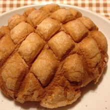 プレーンタイプのメロンパン。周りの生地のサク感が好き♪