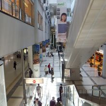 お店は下りエスカレータを降りて右手にあります。