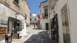 旧市街のメインストリートであるカッテドラーレ通りは大聖堂への賑やかな参道♪