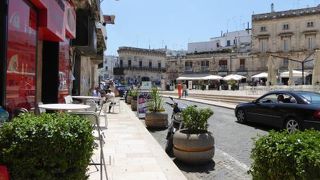 オストゥーニの中心広場「リベルタ広場」はとても美しいです♪