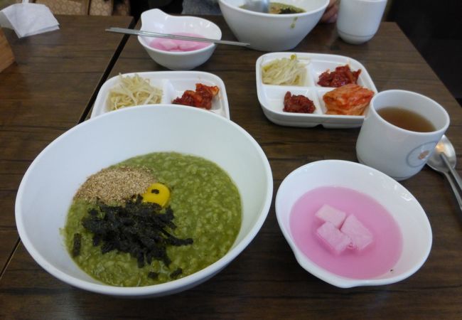 松竹粥専門店 --- 「韓国・ソウル」にある「粥専門店」です。「特肝入りアワビ粥」・・・美味しかったです。