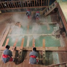 実演中の激しい湯もみです