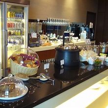 ラウンジ内部、フードエリア