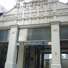 駅入り口。コロニアル調風です。