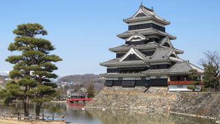 国宝松本城の木造天守に登れるのが嬉しい。