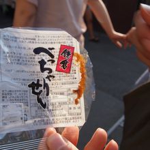 ぬれせんべいも食べ歩き！写真は食べた後ですが・・