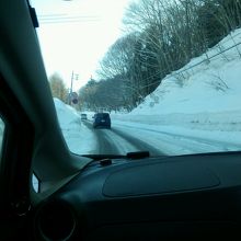 国道１２０号線は途中から雪が深くなってきました。