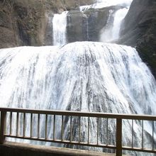 旧観瀑台から見える滝
