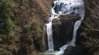 豊富な水量の袋田の滝