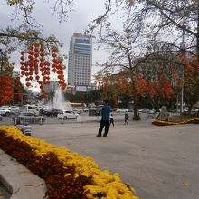 牌防広場付近はショッピング街