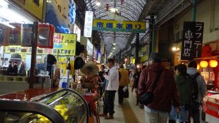 国際通りから公設市場へつながる商店街