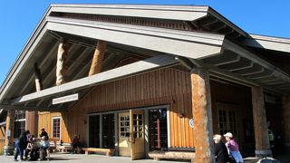 デナリ国立公園のメインのビジターセンター、ここでもらえる “アルペングロー” という新聞には公園内の情報が満載です