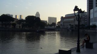 2棟から成るオフィスビル。間を抜けるとシンガポール川が心地よい